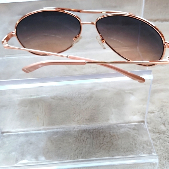 Jessica Simpson Stylish Gold Aviator Sunglasses - Picture 3 of 3